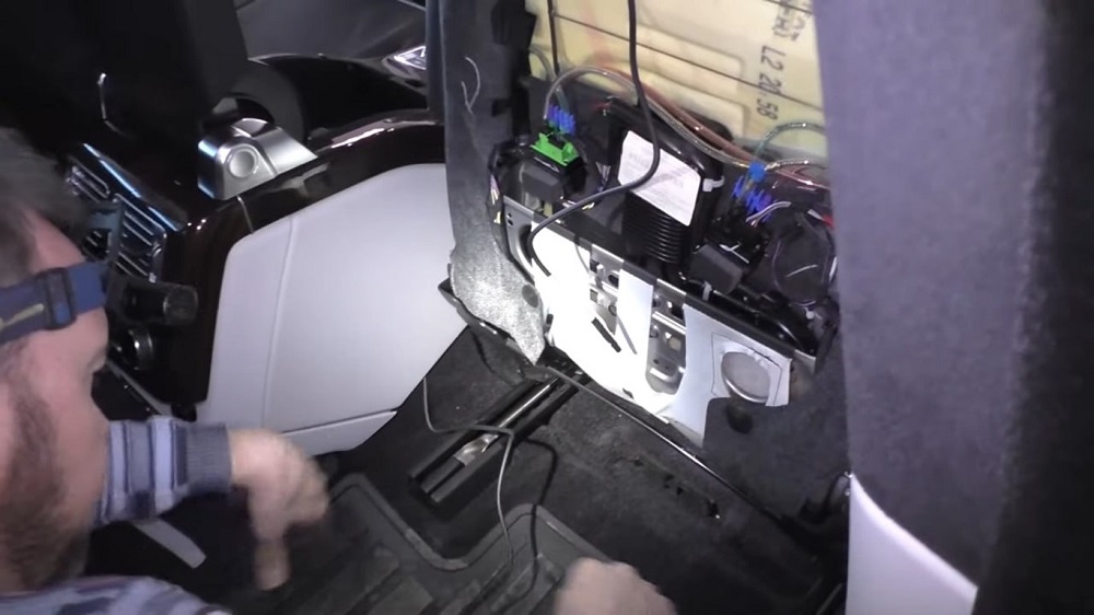 протягивание проводов во время установки монитора в авто