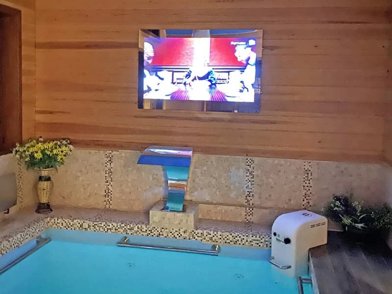 телевизор в бассейне