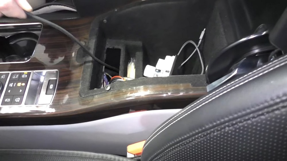 протягивание проводов во время установки монитора в авто