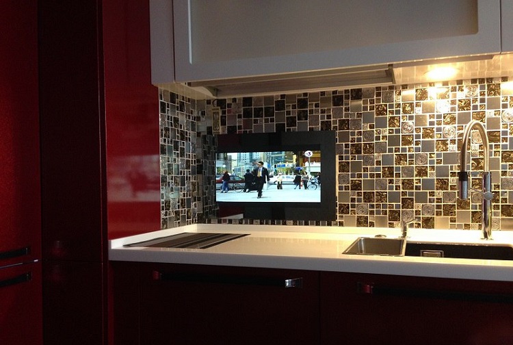 Лучшие телевизоры для кухни. Встроенный телевизор в кухонный фартук. Телик встроенный в кухню. Телевизор в фартуке кухни встроенный. Телевизор на кухне.