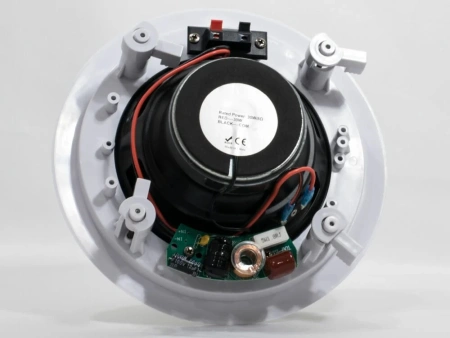 Комплект из четырех потолочных динамиков, усилителя и акустического кабеля AVS135 + 4xAV607CS + 2xAV10AC