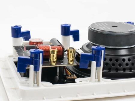 Комплект из двух потолочных динамиков, усилителя и акустического кабеля AV315BT + 2xAV655CS + AV10AC